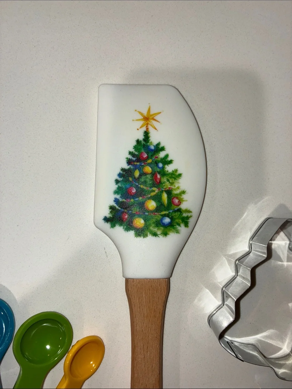 HOLIDAY TREE Silicone Spatula With Wooden Handle NWOT, Measuring Spoons &Cutters